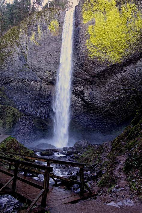 The Columbia River Gorge Scenic Highway’s Waterfalls | The Vintage Tour Bus Company