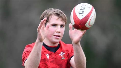 Ioan Lloyd: Bristol director of rugby Pat Lam pleased with progress of Wales youngster - BBC Sport