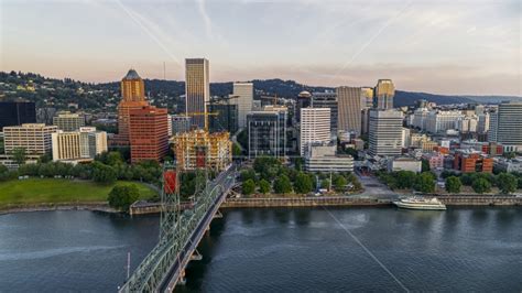 City skyline and Hawthorne Bridge spanning the Willamette River ...