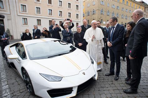 Pope gets personalized Lamborghini, auctions it for charity