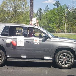 FPD Hosts Drive Through Carpool - First Presbyterian Day School