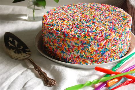 How to Decorate a Cake With Sprinkles: Easy Method