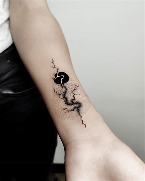 Share more than 74 simple lightning tattoo latest - in.coedo.com.vn