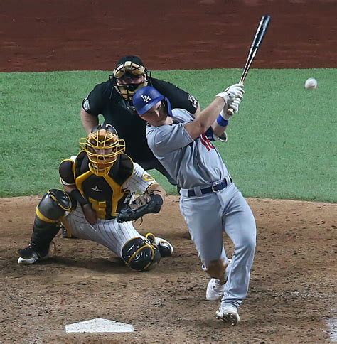 The hits finally started dropping for Dodgers catcher Will Smith - Los Angeles Times