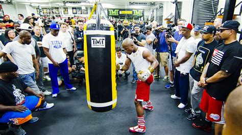 Floyd Mayweather Hits the Gym - YouTube