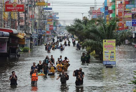 TBW: Floods in Thailand kil 8 and displace 150,000: Authorities "worse to come!"