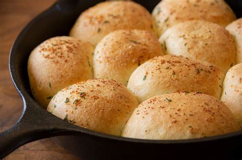 Cast Iron Garlic Rolls – Rhodes Bake-N-Serv | Garlic rolls, Rhodes recipes, Rhodes dinner rolls