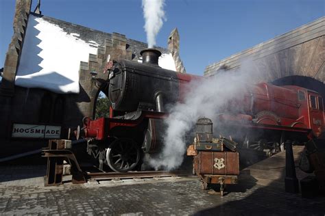 [First Look] The Hogwarts Express Arrives at the Wizarding World of Harry Potter