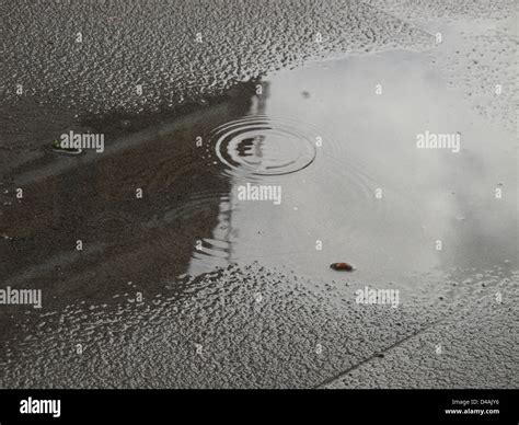 Raindrops puddle splash pavement hi-res stock photography and images - Alamy