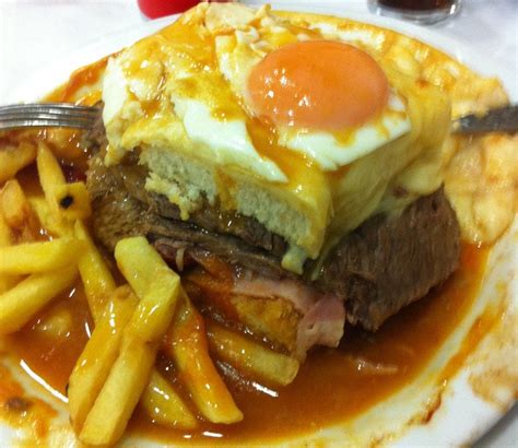 A typical portuguese sandwich, Francesinha. [950x832] : FoodPorn