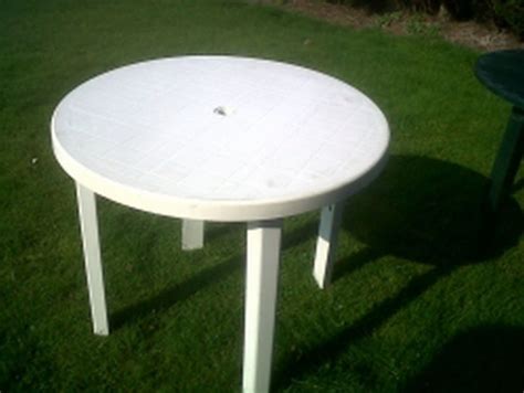 Secondhand Websites Index page | Outdoor Furniture | White Plastic 3ft Round Table