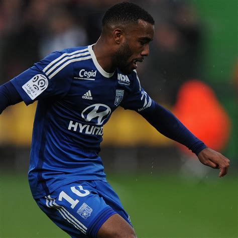 Alexandre Lacazette Transfer Hopes Dented for Liverpool by New PSG ...