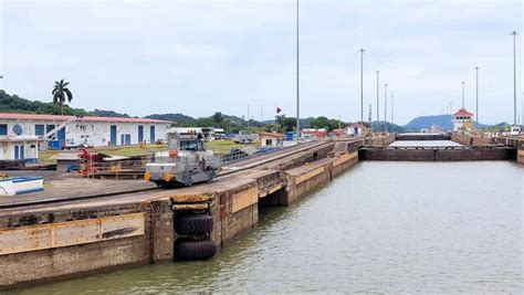 Premium Photo | Cargo ships in panama canal locks in panama city