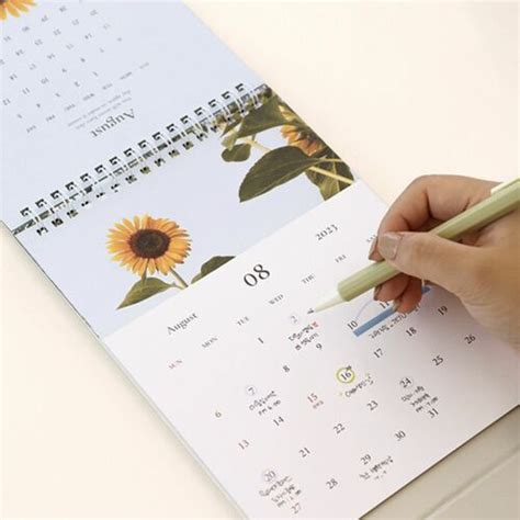 MochiThings: 2023 Mind Snap Desk Calendar