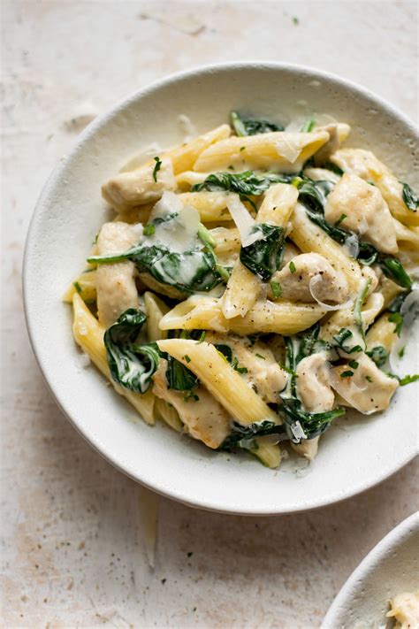 This creamy spinach pasta with chicken has a delicious garlic sauce ...