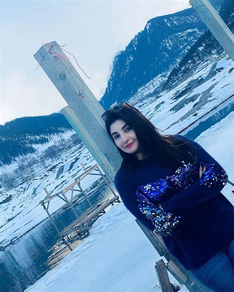 Singer Gul Panra Enjoying Snow in Murree - Beautiful Clicks | Reviewit.pk