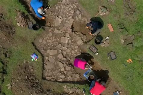 HAVING A DIG: Amateur archaeologists unearth lost Tudor palace in ...