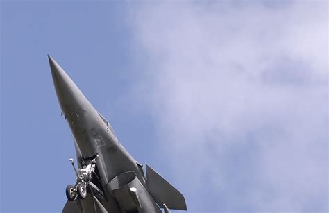 Rafale News: Rafale M carrier landing training at Lann Bihoué Naval Base