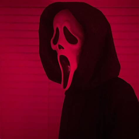 Porter on Instagram: “A red background #scream3 #scream #scream2 #scream4 #scream2022 #ghostface ...