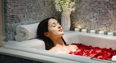 How To Make a Rose Petal Bubble Bath