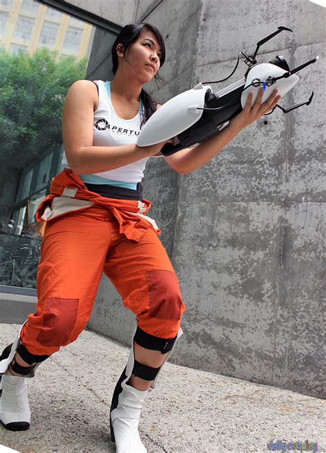 Chell from Portal 2 - Daily Cosplay .com