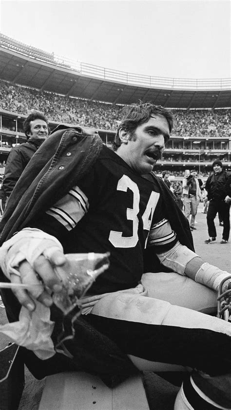 Andy Russell, a star outside linebacker who helped turn the Steelers into champions, dies at 82 ...