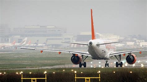 Glasgow Airport: Flights resume following snow cancellations - BBC News