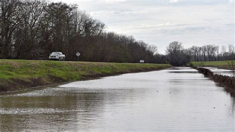 Mississippi River reaches flood stage