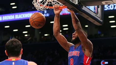 Andre Drummond is getting ready for the dunk contest with some reps from Reggie Jackson ...