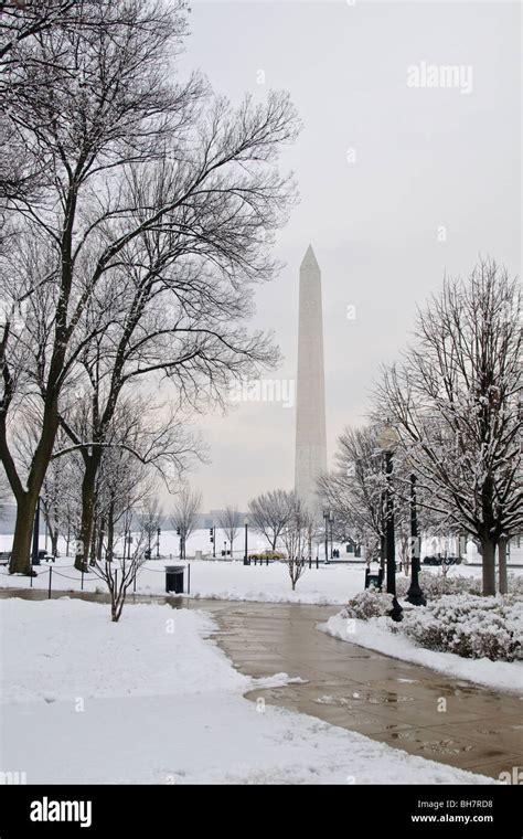 WASHINGTON DC, USA - The Washington Monument stands tall at the center ...