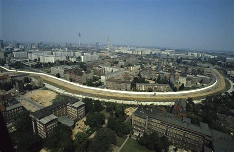 8,000 glowing balloons trace the berlin wall to mark 25 years since its fall