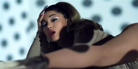 Ariana Grande drops into a split and twerks in her new music video, and ...