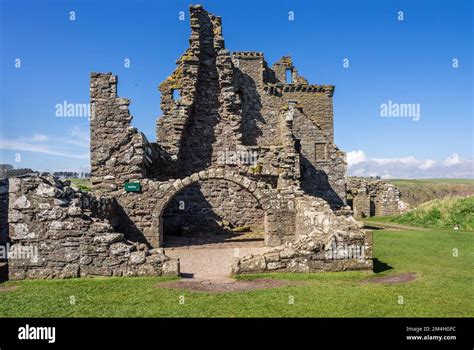 dunnottar castle interior Stock Photo - Alamy