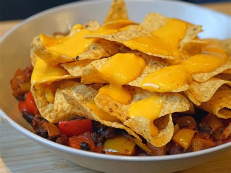 Loaded nachos with cheese sauce – Vegan Test Kitchen