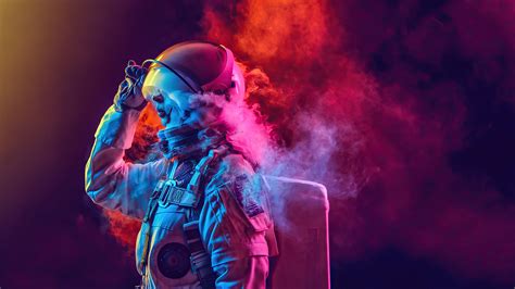 Astronauta entre humo de colores Fondo de pantalla 4k HD ID:6222
