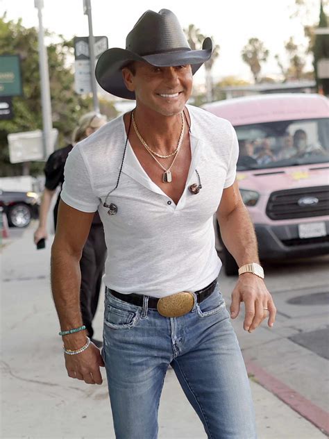 Tim McGraw Says It's Not Appropriate to Throw Objects at Concerts