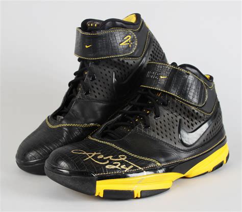 Los Angeles Lakers – Kobe Bryant Signed Nike Zoom II Sneaker Shoes ...