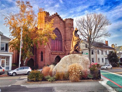 Salem Witch Museum w Quaker Statue