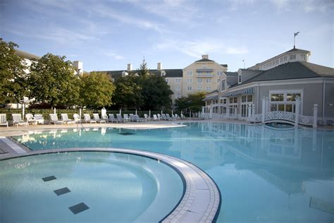 Disney Hotels, Newport Bay Club - Outdoor Pool, Disneyland Paris | Newport bay, Disney hotels ...