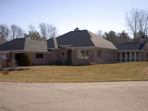 Is Aaron Rodgers' Suamico house for sale?