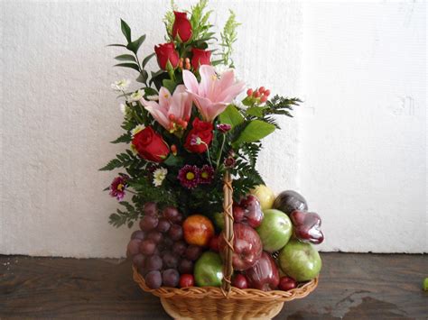 Deliciosa canasta de frutas y flores para regalar en cualquier ocasión ...