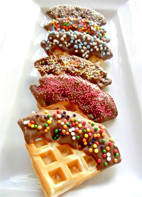 Chocolate Dipped Waffles (with sprinkles!) | Cialde salate, Deliziosi dessert, Dolci per feste