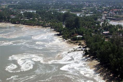 A view from the air of damage caused by the tsunami in Phuket, Thailand ...