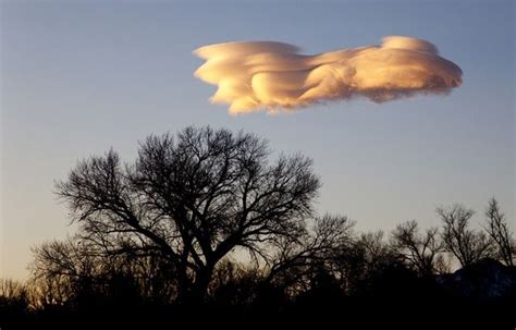 How Lenticular Clouds Are Formed | Lenticular clouds, Clouds, Nature