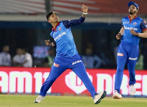 Top 5 Best Bowling Performance of Sandeep Lamichhane in IPL