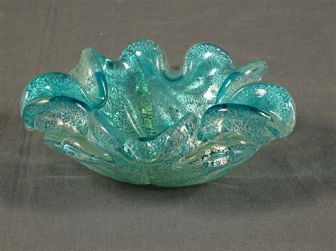 MURANO - Coupelle en verre soufflé turquoise irisé, l'aile mouvementée. D. 14 cm, Vente aux ...
