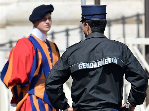 Soffiate e scandali in Vaticano: il capo della gendarmeria rischia ...