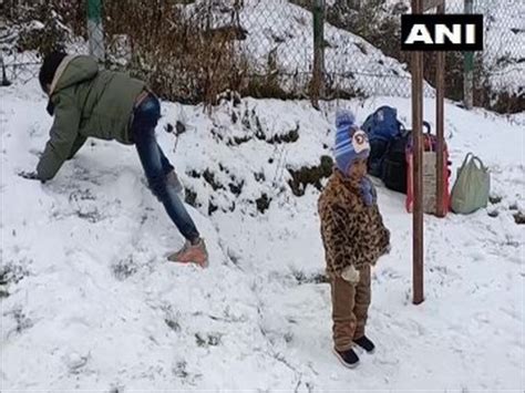 J-K: Tourists enjoy first snowfall at Patnitop