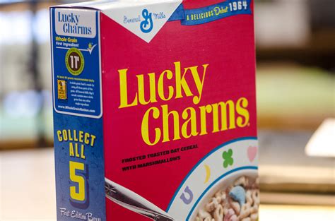 Lucky Charms cereal - Vintage cereal box | m01229 | Flickr