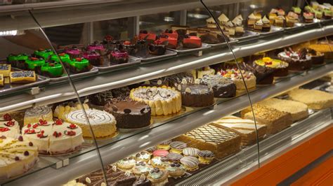 The 6 Best And 6 Worst Grocery Stores To Buy Cakes